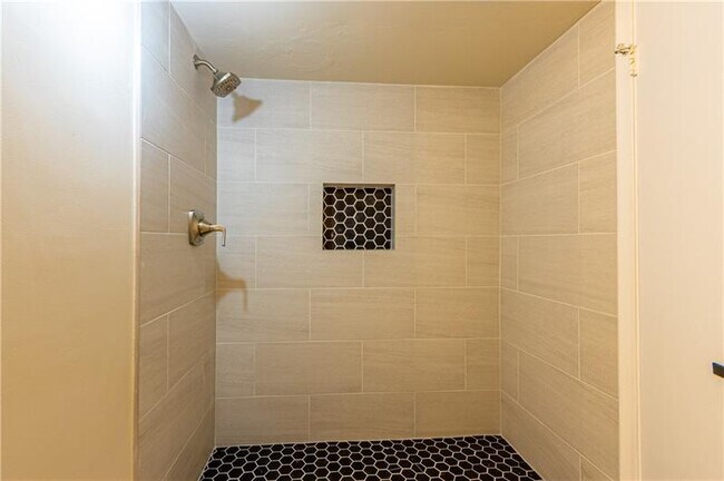 Building Photo - 3125 Oakland Shores Dr