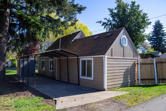Building Photo - Cozy Three Bedroom Home in West Salem