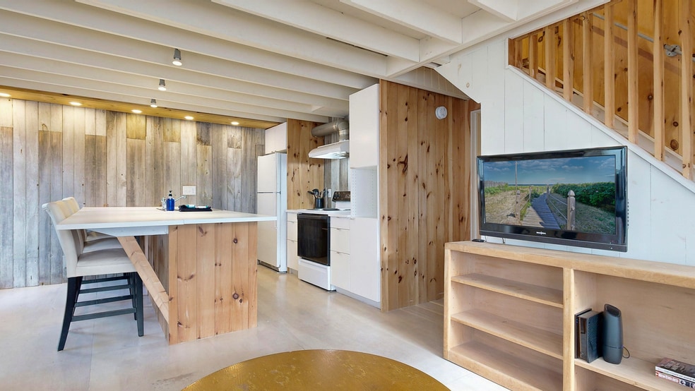 Primary Photo - 42 Evergreen Ave