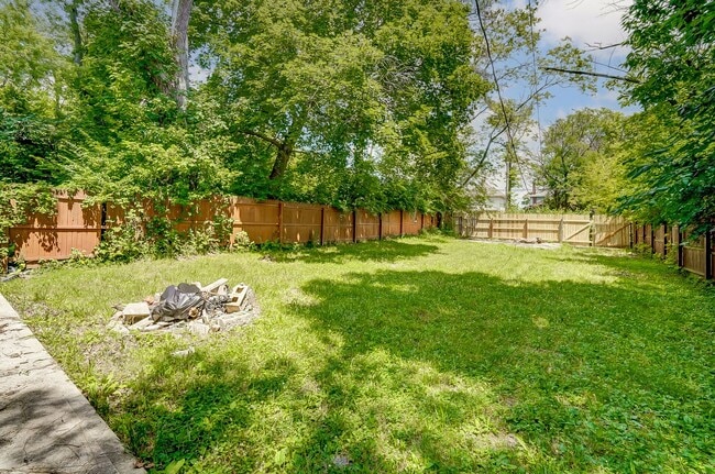Building Photo - Spacious Three Bedroom in Dayton!