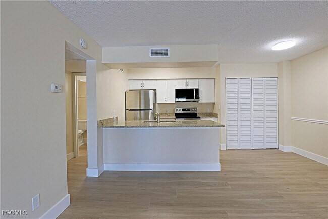 Building Photo - 5331 Summerlin Rd