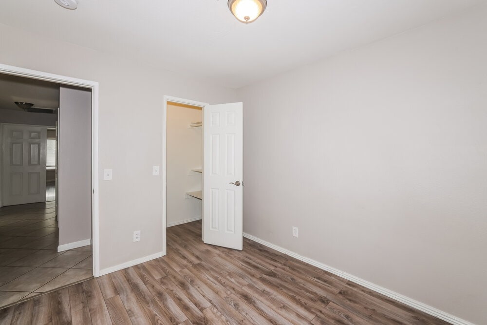 Building Photo - 6528 W Grandview Rd