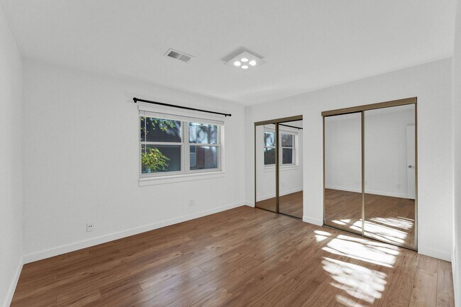 Building Photo - Spacious Poolside Condo!