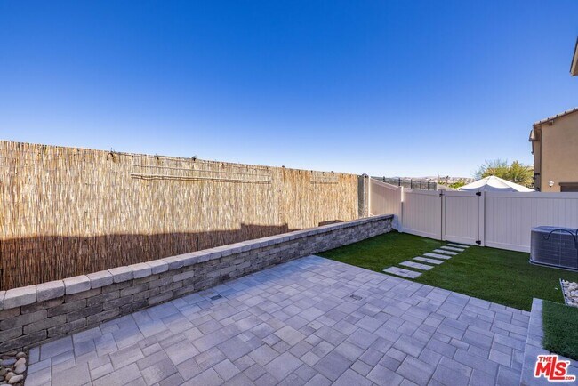 Building Photo - 27639 Sawtooth Ln