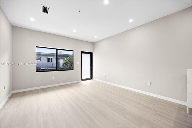 Building Photo - 630 NE 166th St