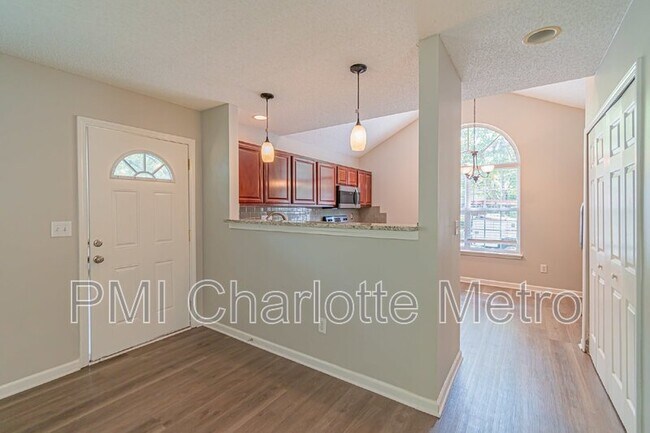 Building Photo - 8289 Christmas Ct