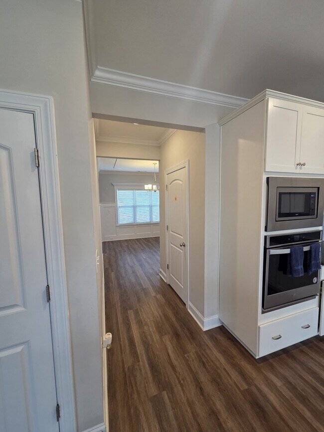 Building Photo - 2105 Thornbury Cove