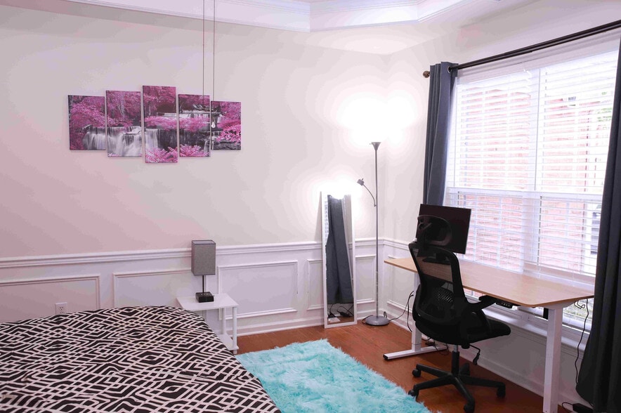 Building Photo - Room in House on Red Birch Dr