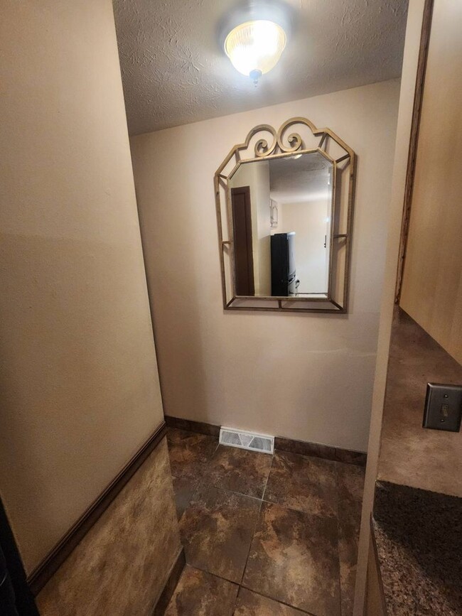 Building Photo - Charming 2-Bedroom Property in Prime Location