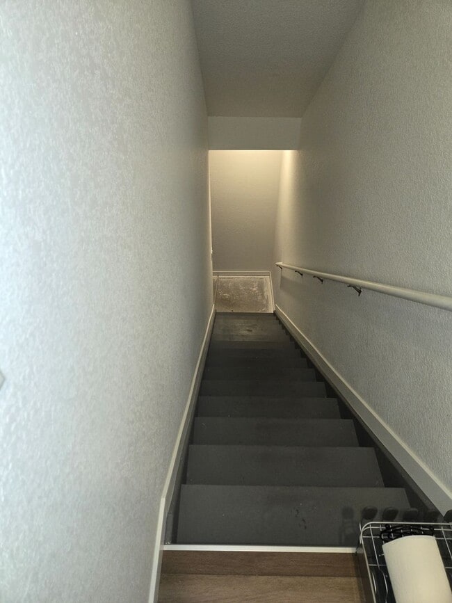 Building Photo - Spacious 4B/3B Available Early April!