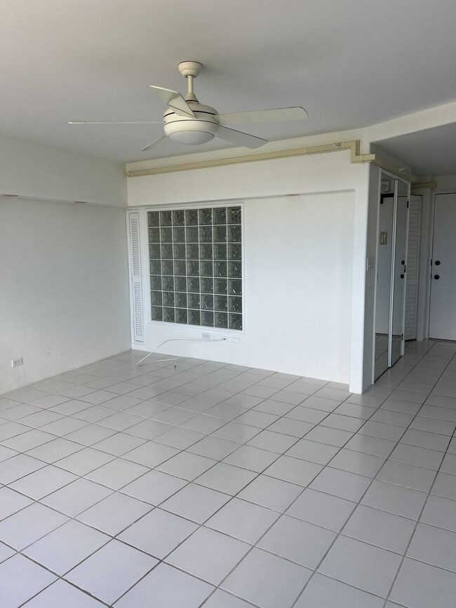 Building Photo - Studio available at the Marco Polo