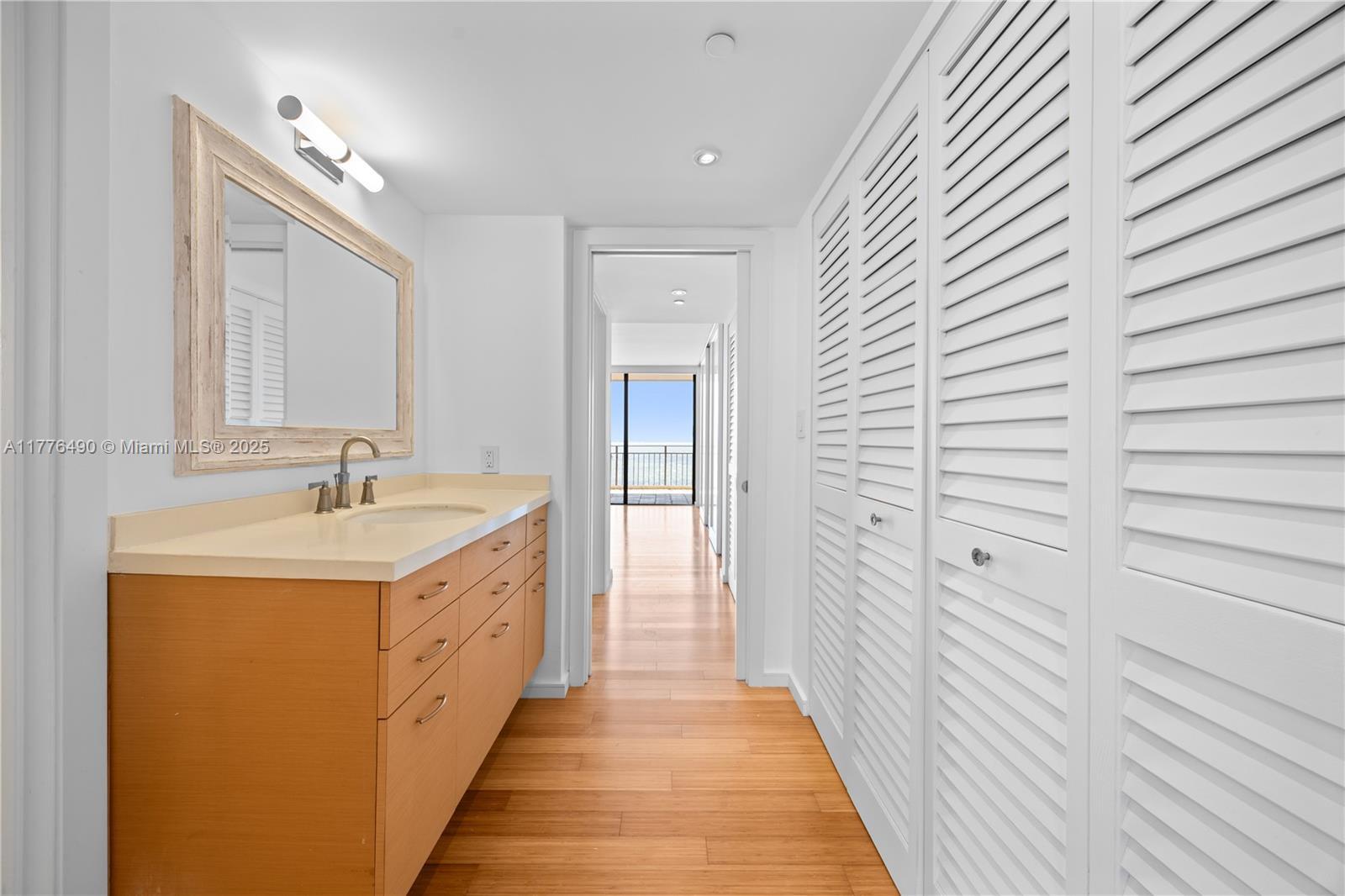 Building Photo - 1632 S Bayshore Ct