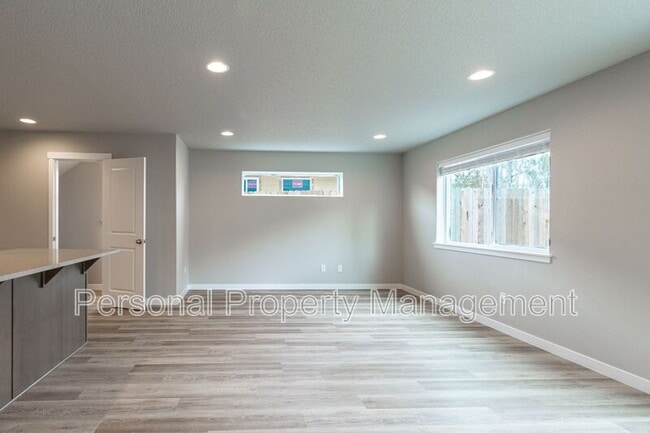 Building Photo - 4811 NE 37th Ct