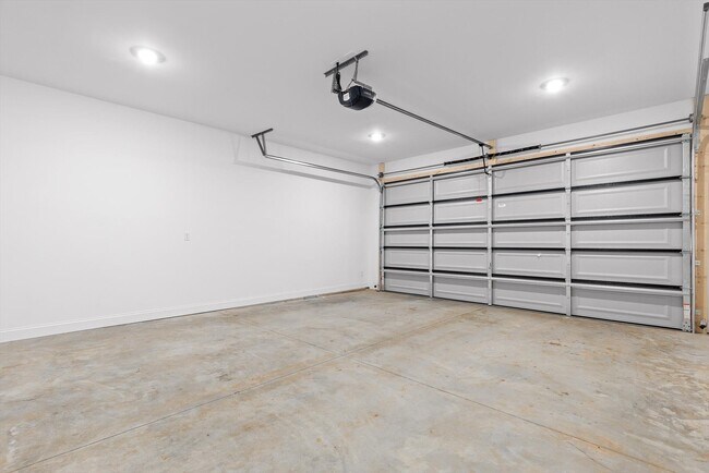 Building Photo - 715 Bespoke