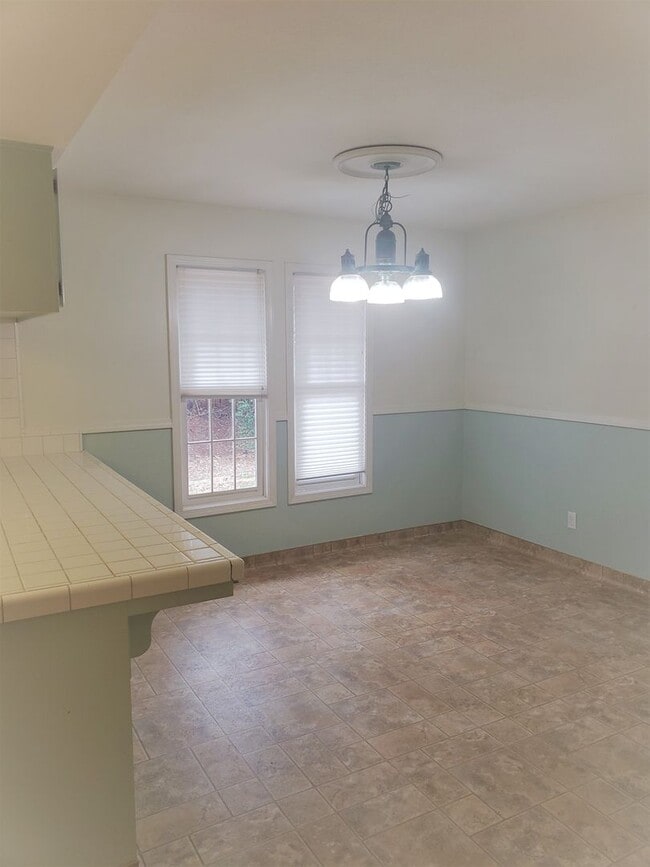 Building Photo - 4 bedroom 2 1/2 bath home in Sunset Oaks