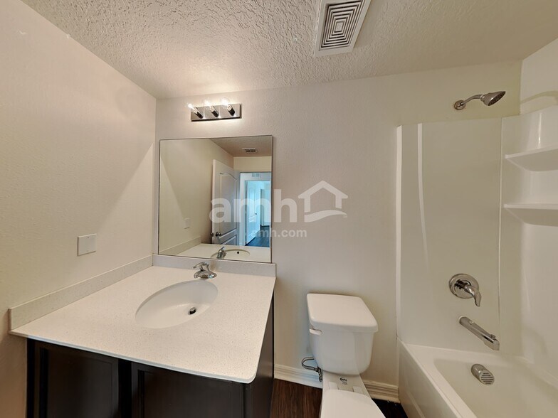 Building Photo - 823 Chatham Walk Dr