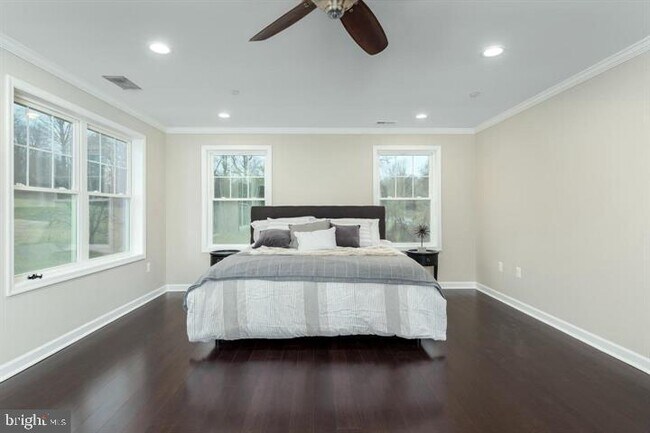 Building Photo - 1201 Regal Ln