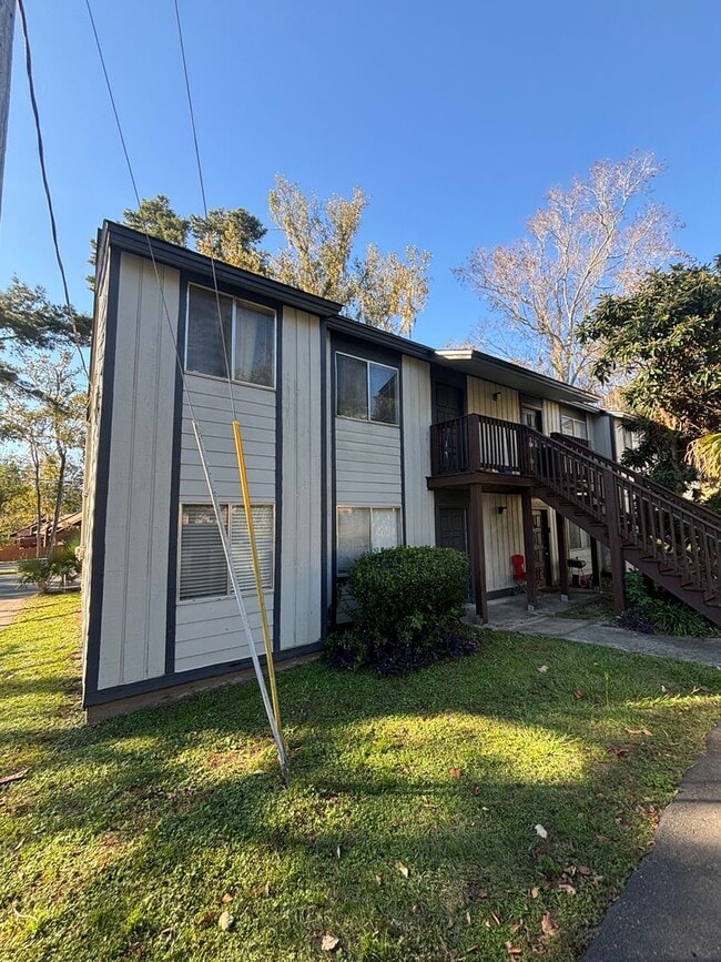 Building Photo - 2 bed/ 1 bath Apartment in Prime Tallahass...