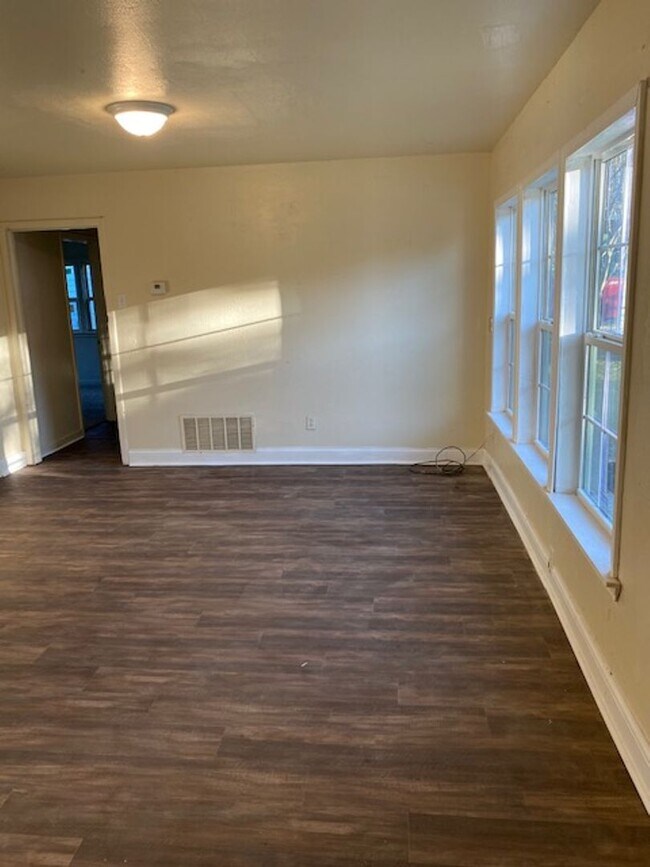 Building Photo - 2120 Jane St