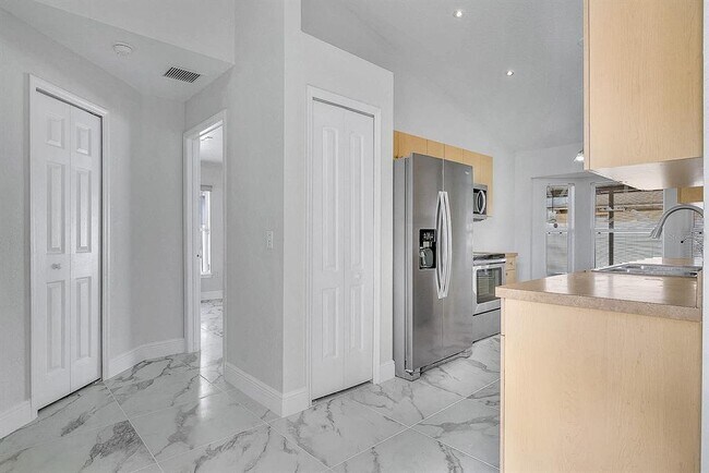 Building Photo - 656 Linnet Ct