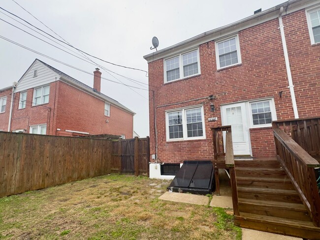 Building Photo - Charming 3-Bedroom Townhome with Modern Amenities in Parkville!