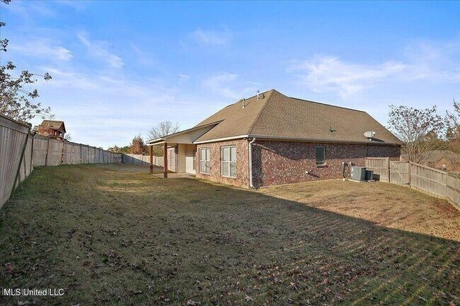 Building Photo - 852 Willow Grande Cir