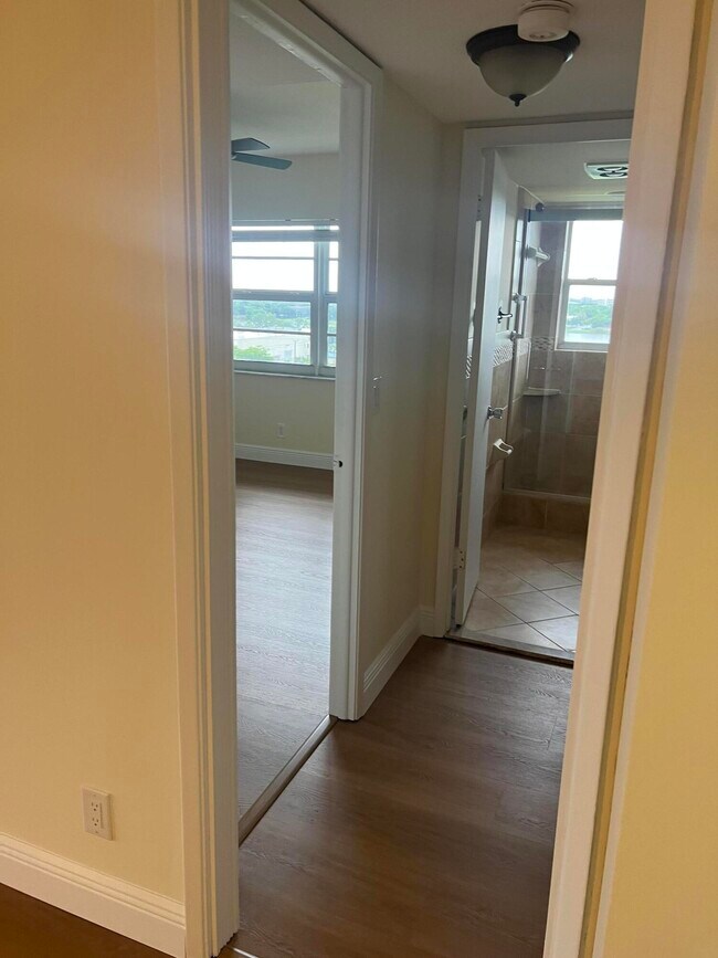 Building Photo - 3300 N Palm Aire Dr