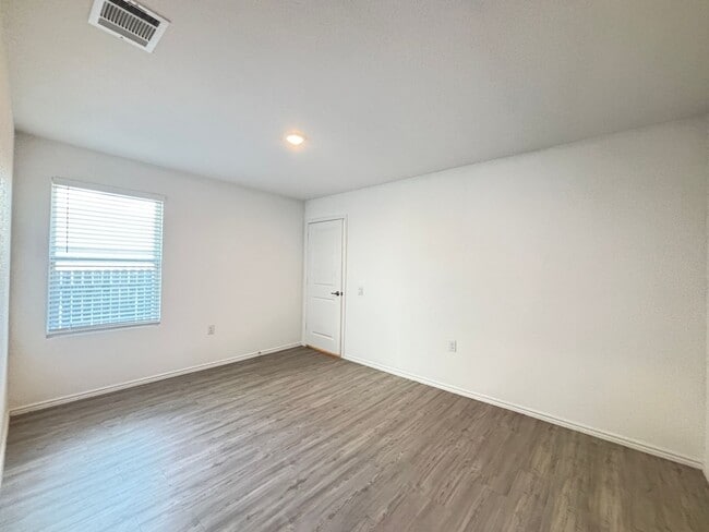 Building Photo - Almost New 3/2 in Thea Meadows