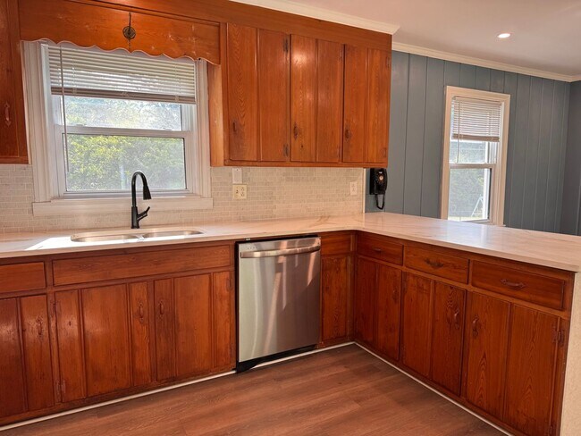 Building Photo - 3BR 1.5BA Brick Ranch in Lexington