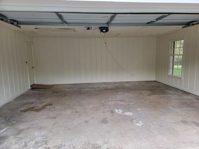 Building Photo - 3 Bedroom 2 Bathroom Home