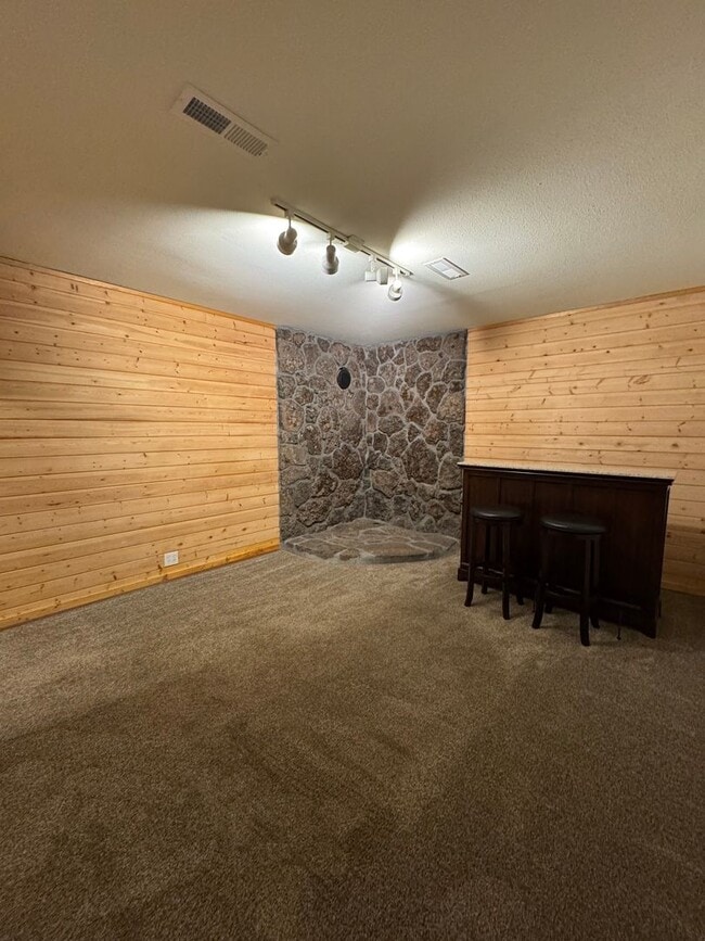 Building Photo - 3 Bdrm, 3 Bath home in Lynnewood with Gourmet Kitchen, 3 miles to Sky Lakes Medical Ctr and OIT