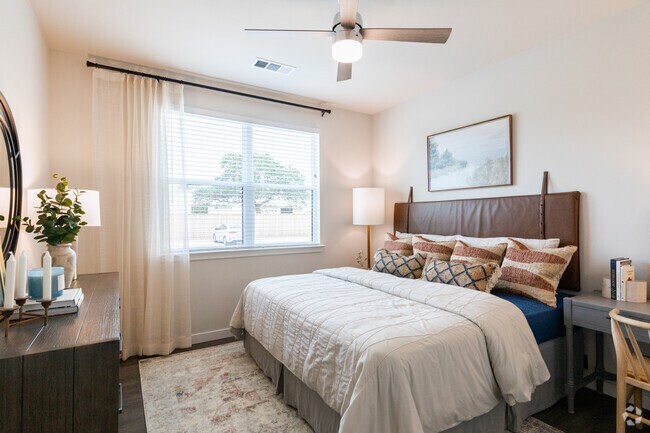 Building Photo - Special Offer: Reduced Rates & Free Rent!