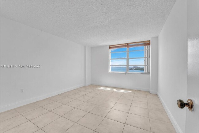Building Photo - 150 SE 25th Rd