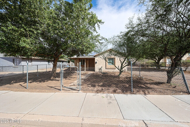 Building Photo - 2506 E Roosevelt St