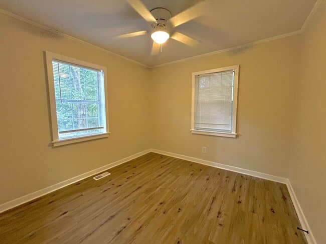 Building Photo - Beautifully remodeled 2-bedroom, 1-bathroom home with a perfect blend of comfort and convenience