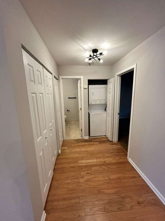 Building Photo - Live the Manayunk lifestyle you’ve been dreaming about — steps from Main Street, minutes from Cen...