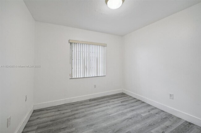 Building Photo - 145 SW 30th Ct