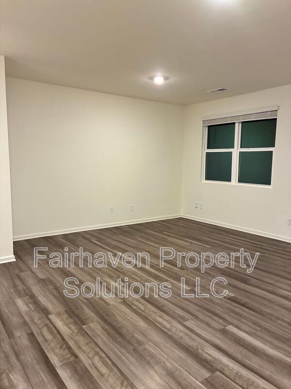 Building Photo - 1050 Paddington Dr