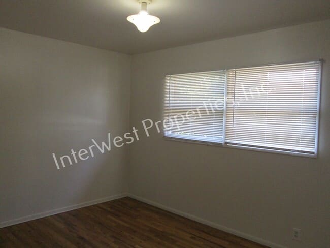 Building Photo - Montavilla Cutie! 2bd 1 ba home with Garag...