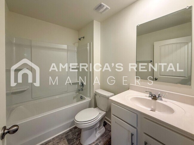 Building Photo - Move-in Special! Beautiful 5 Bed, 2 Bath h...