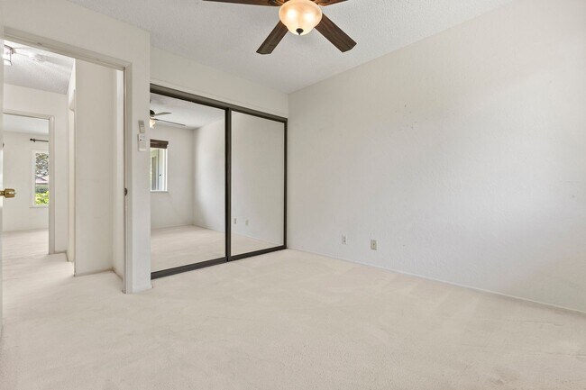 Building Photo - Pet Friendly Pearl City Townhouse with A/C