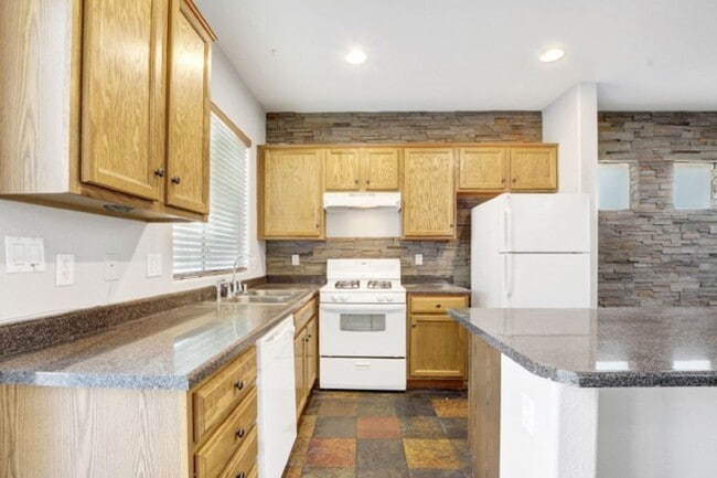 Building Photo - Awesome 3 Bedroom, 2 Story Home in North L...
