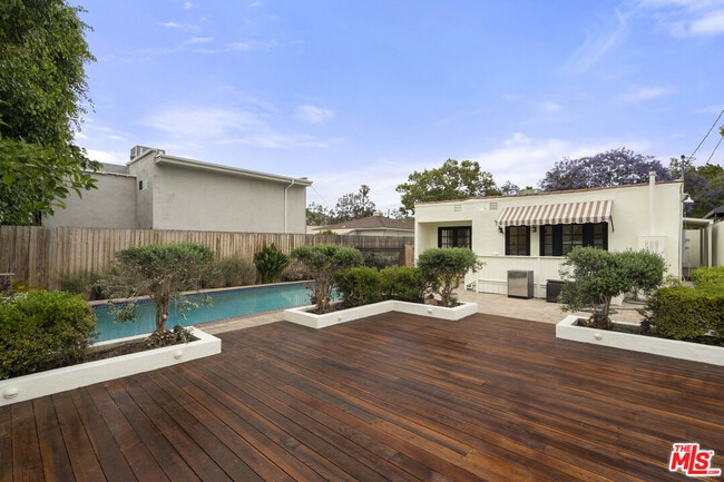 Building Photo - 451 Westmount Dr