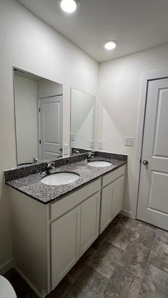 Building Photo - 4140 Hines Ln NE