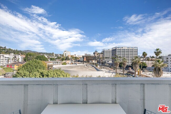 Building Photo - 7135 Hollywood Blvd