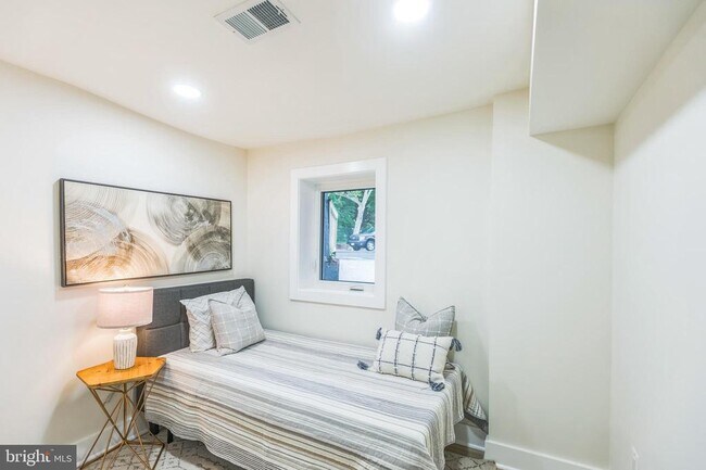 Building Photo - 1129 8th St NE