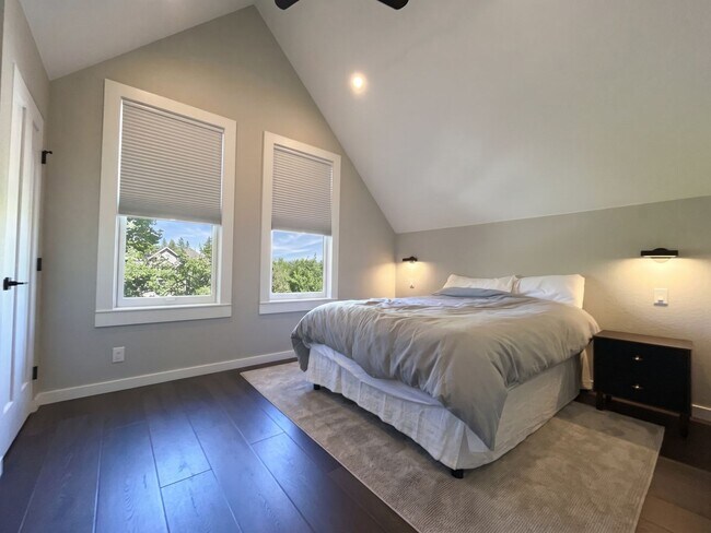 Building Photo - Furnished! In town! Walk to everything! Recently updated!