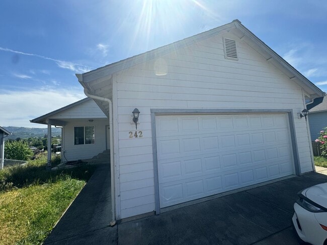 Primary Photo - 3 bedroom house in Green
