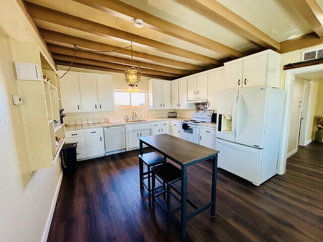 Building Photo - 4 bedrooms, 2 kitchens, 2.5 bathrooms, lau...