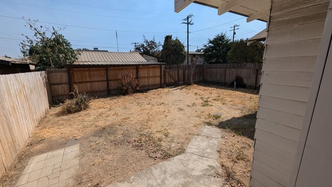 Building Photo - Updated 2 Bedroom 1 Bath Home on Large Cor...